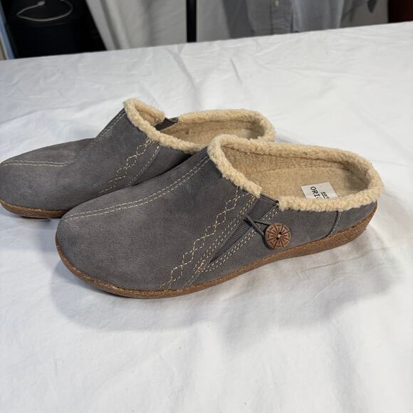 Earth Origins gray suede clogs. Size 9M. Button detail. Comfort. Support. - Picture 4 of 6